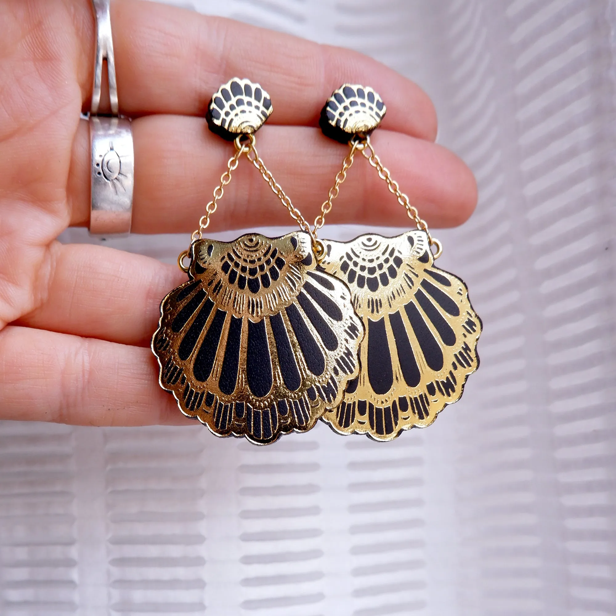 FAN CLAM . stud earrings